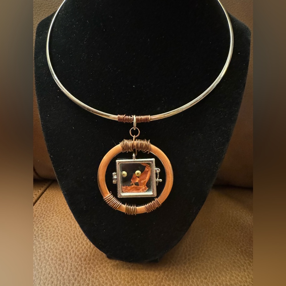 wire-wrap pendant collar necklace w/locket style pendant w/copper wire accent